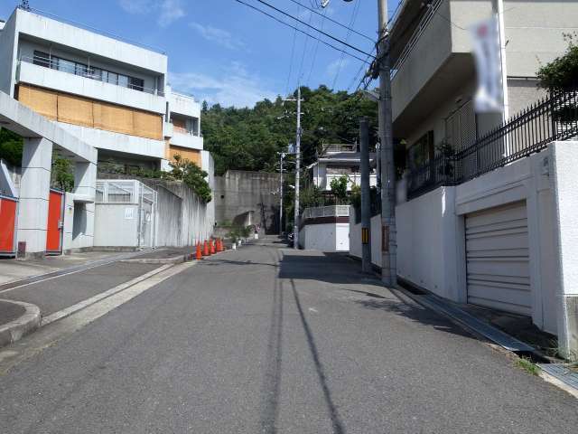 町の北部を南方向から見た景色。町の北端から北側には山林が広がっています。