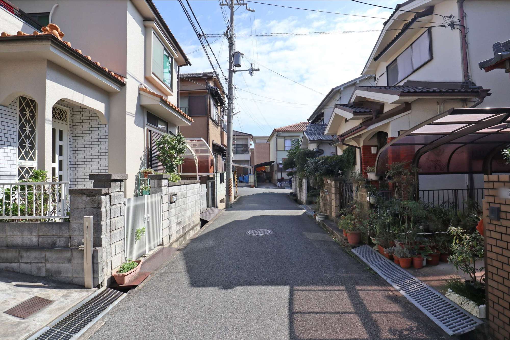 生垣や植栽のある家が多く見られ、町中でも緑を感じることができます。