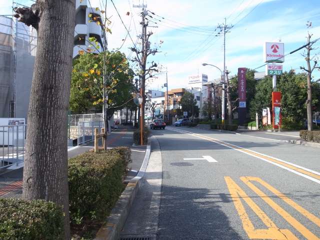 町の北端を通る主要道路沿いには店舗や事務所などが多く並んでいます。