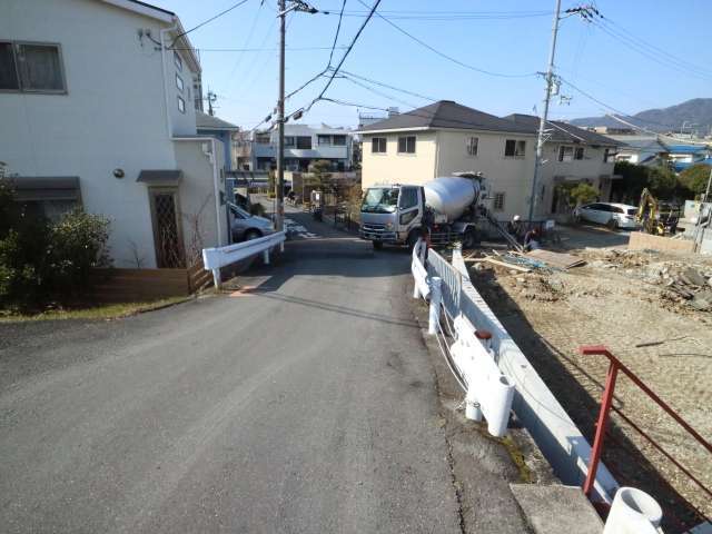 なだらかな斜面地に一戸建てが並んでいます。
