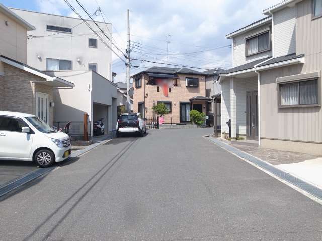 区画整理された街路沿いに一戸建てが並んでいます。