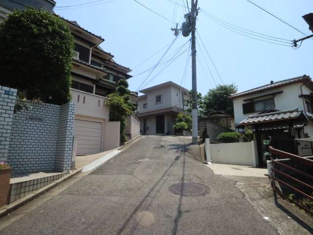 台地にあるため、坂道になっているところもあります。