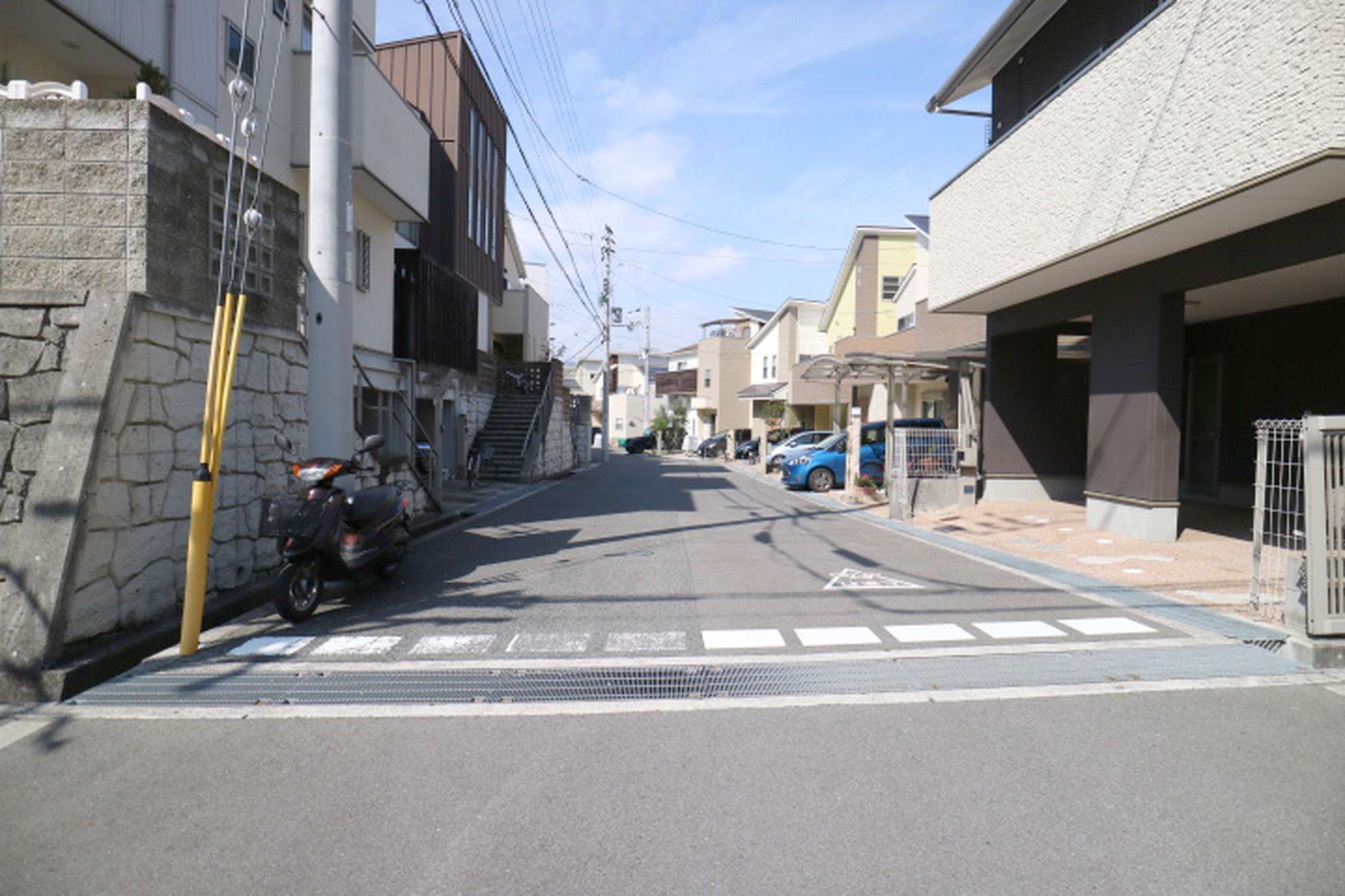 道幅が広く、比較的区画の整った住宅地。