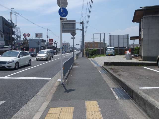 町の南端を国道171号線が通り、ロードサイド型の店舗が多く見られます。