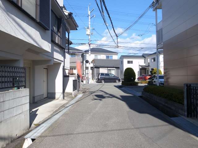 町の北部を南方向から見た景色。一戸建てが多く見られます。