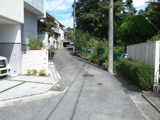 町の南部を西方向から見た景色。道幅が狭く、行き止まりになっています。