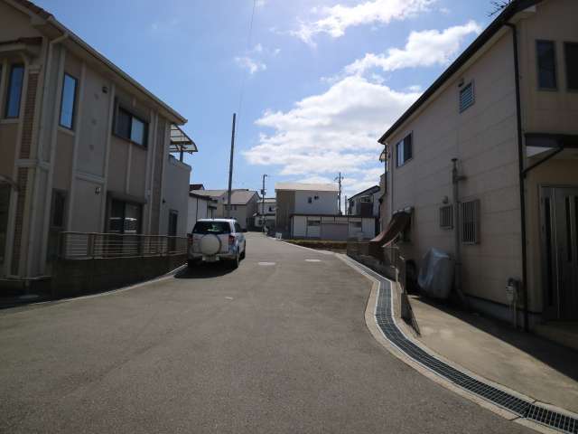 町の中央部を北方向から見た景色。緩やかな斜面地になっています。