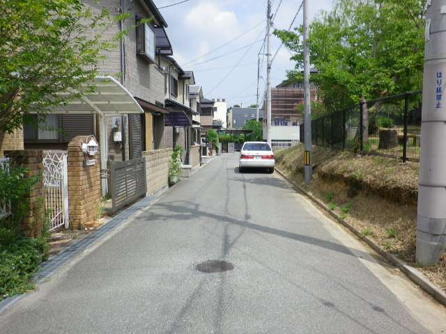 町の北側を西方向から見た景色。町の中には緑が多く見られます。