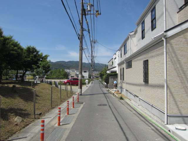 町の中央部を南方向から見た景色。遠くには箕面の山々が見られます。