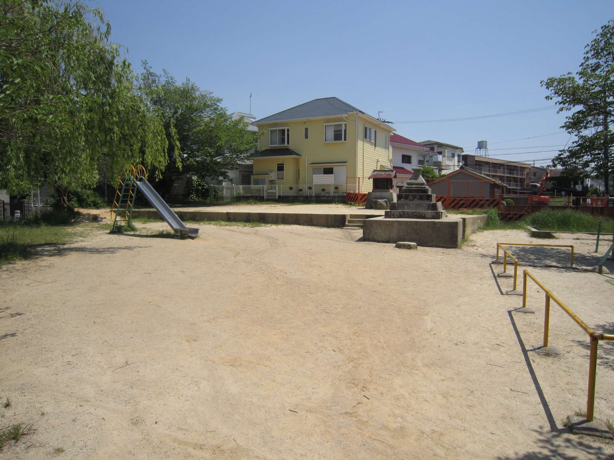 町の中央部にある『今宮児童遊園』の敷地にはかつて寺社があったと考えられ、今でもその跡が残っています。