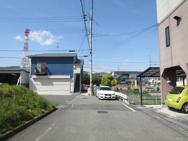 町の東部を南方向から見た景色。田畑も多く残っています。