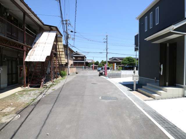 昔ながらの一戸建てやアパート、新築の一戸建てが混在しています。