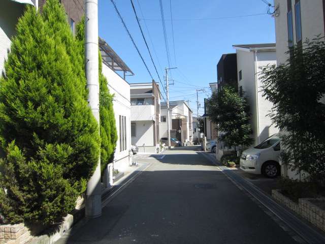 町の北部を西方向から見た景色。一戸建てが多く並んでいます。