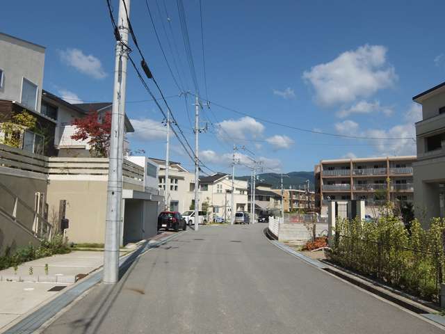 町の南東部を南東方向から見た景色。一戸建てやマンションなどが混在しています。