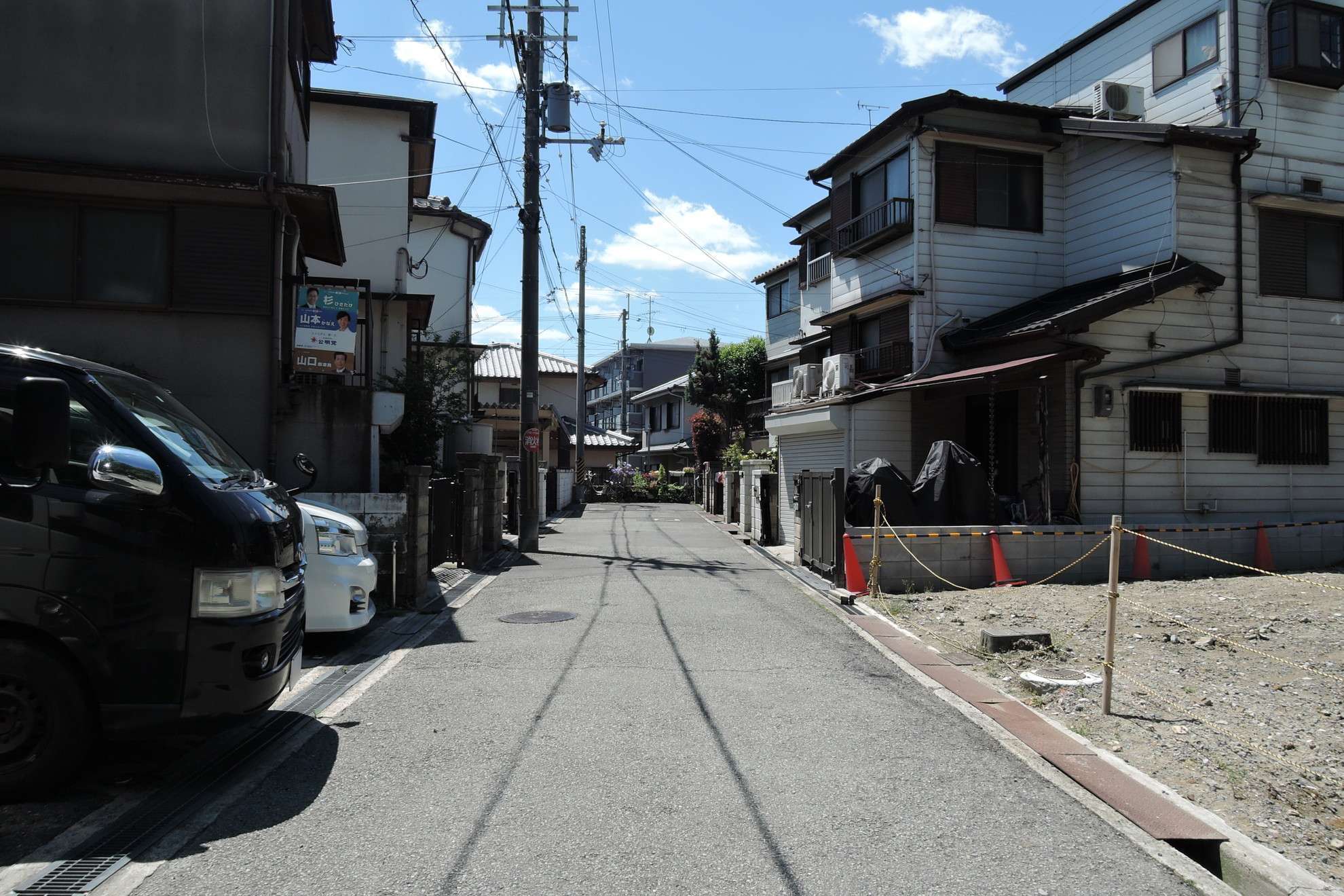 町の北部を北方向から見た景色。道幅の狭い街路沿いに一戸建てが並んでいます。