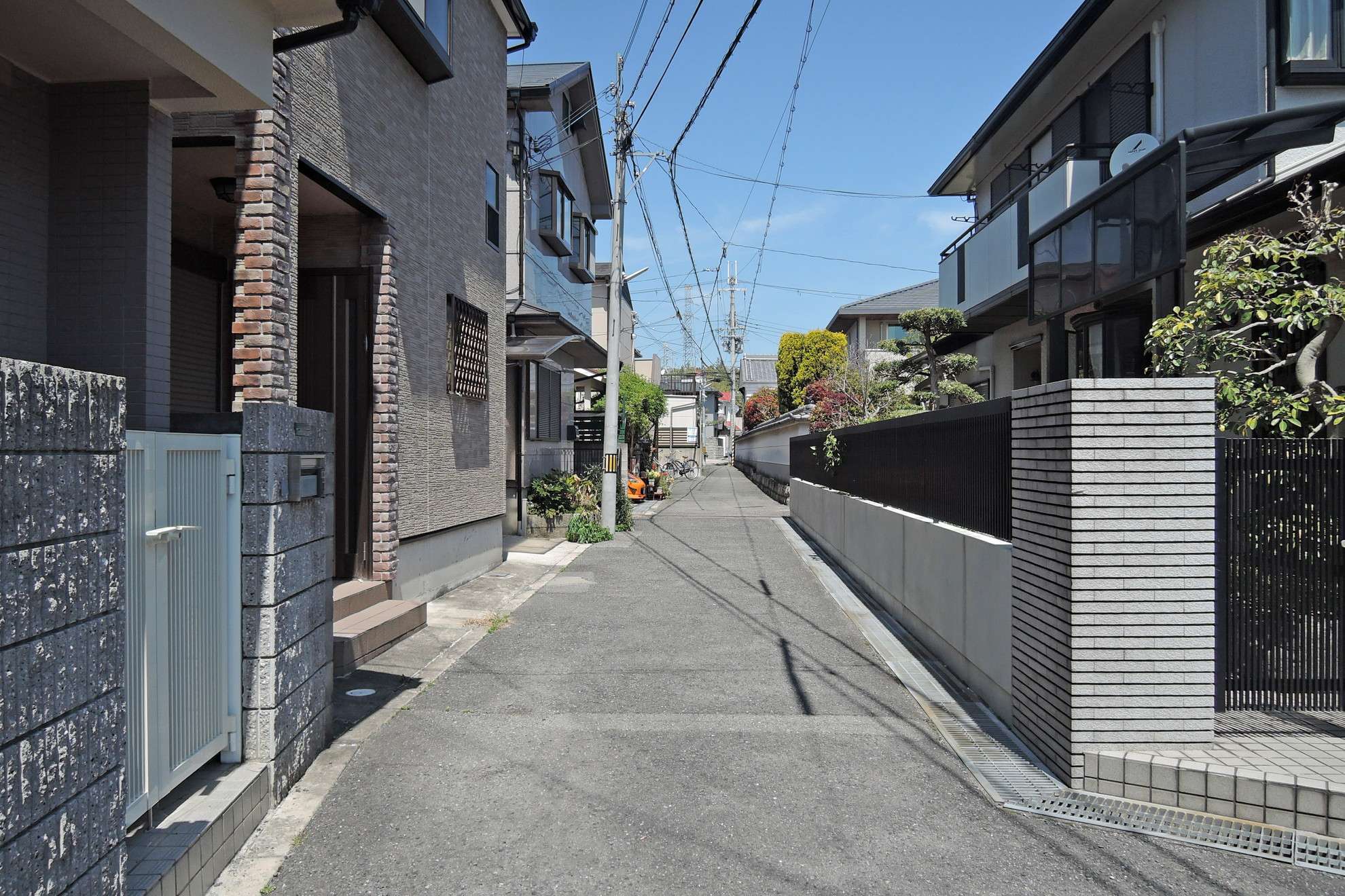 町の北西部を南方向から見た景色。道幅の狭い街路沿いに一戸建てが並んでいます。