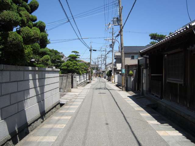 町の北端を西国街道が東西に通り、街道沿いには古風な家屋が多く残っています。