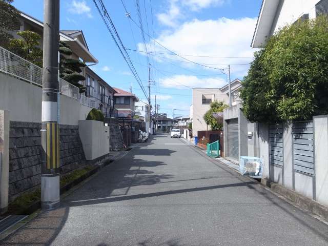 町の南部を西方向から見た景色。街路は幅が広く、直線的なものが多いです。