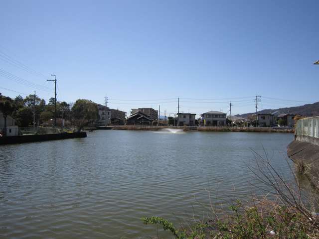 町の北部には当対池が広がっています。