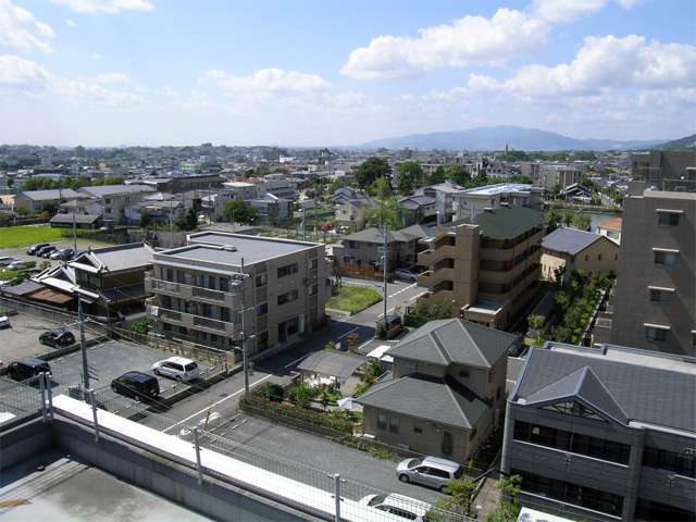 マンションと一戸建てが混在する『萱野』周辺。地勢は平坦です。