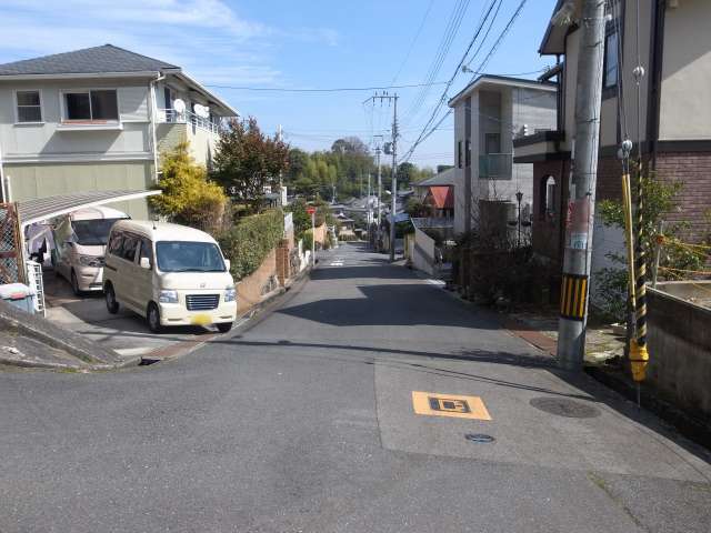 町の北部を西方向から見た景色。箕面の山々のふもとに位置するため、町の中には坂道が多いです。