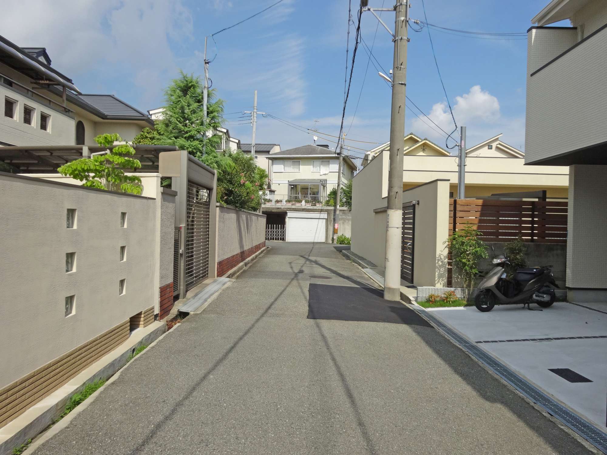 敷地の広い邸宅が立ち並んでいます。