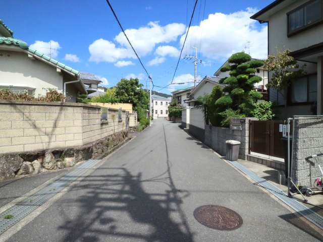 第1種低層住居専用地域が多く、一戸建てが中心の住宅地です。