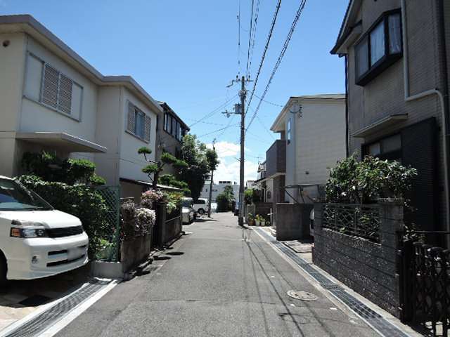 道幅の狭い街路が多いです。