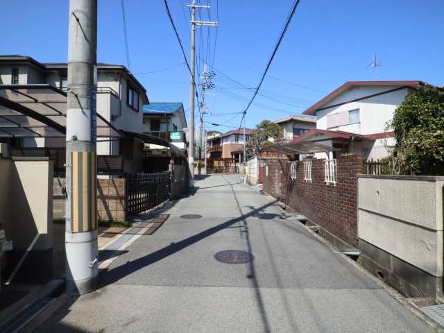 第1種低層住居専用地域で、一戸建てが中心に並んでいます。