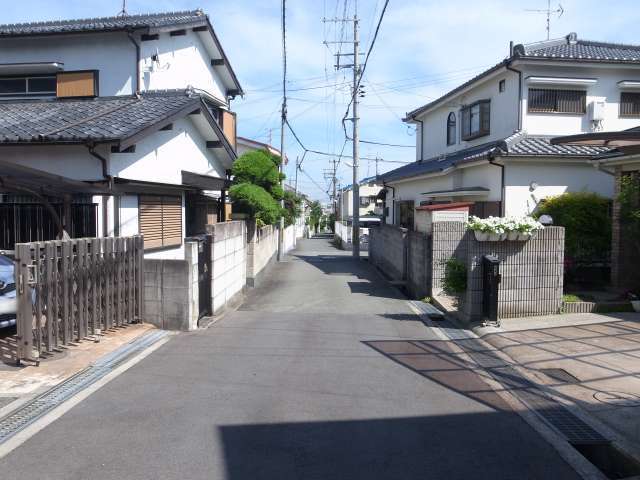 町の北西部を北西方向から見た景色。狭く入り組んだ街路沿いに一戸建てが並んでいます。
