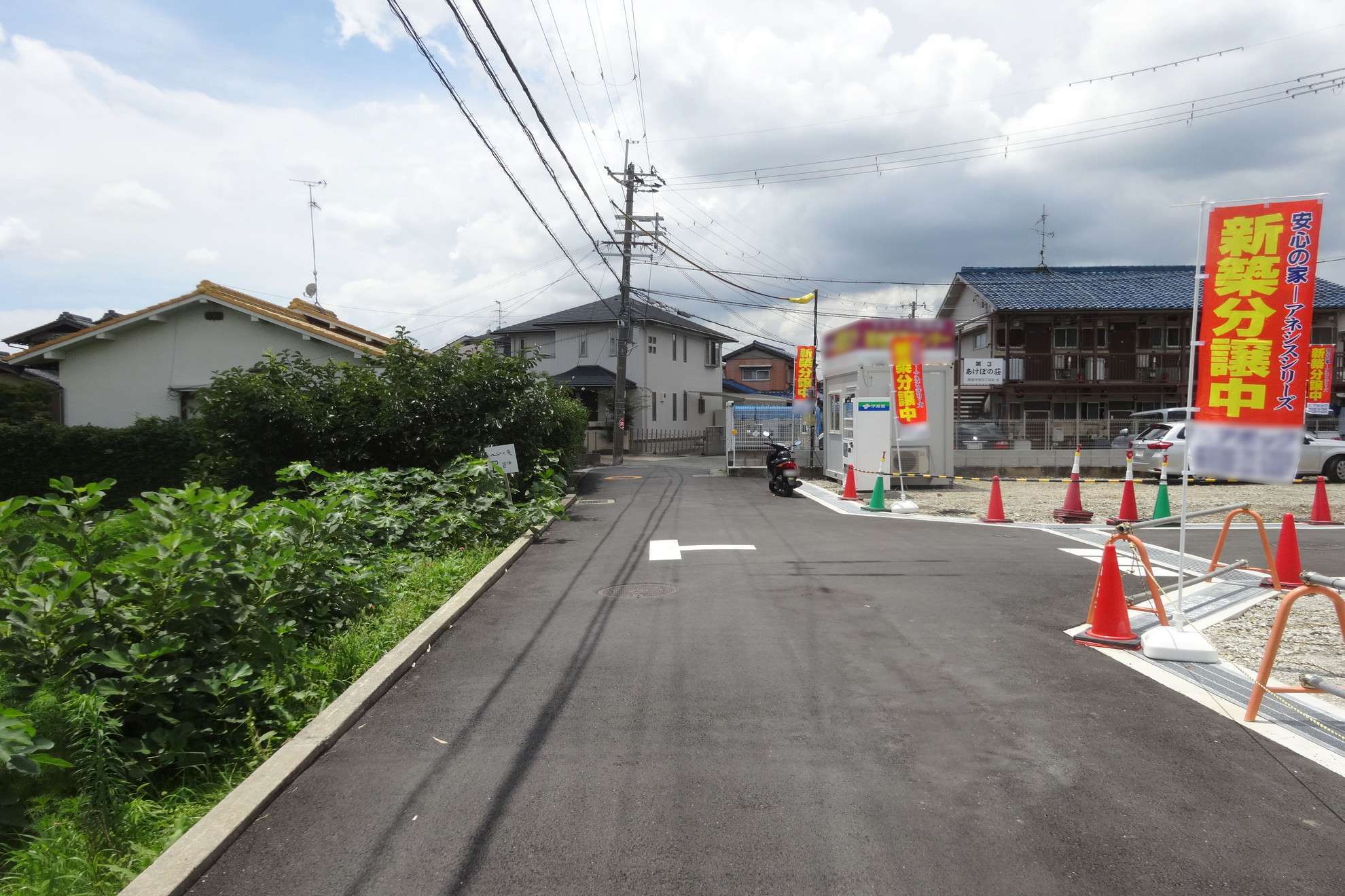 町中には緩やかな傾斜があります。