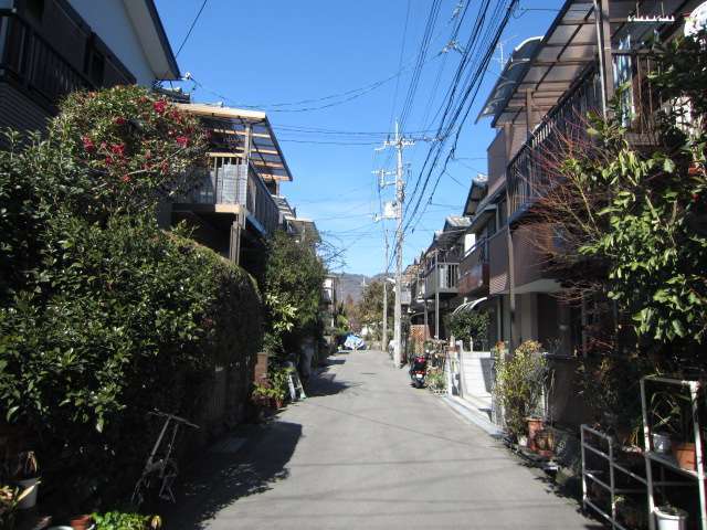 町の東側を南方向から見た景色。一戸建てやテラスハウスが並んでいます。