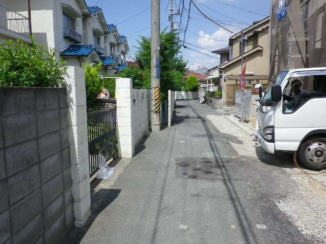 町の西側を西方向から見た景色。道幅は狭めです。