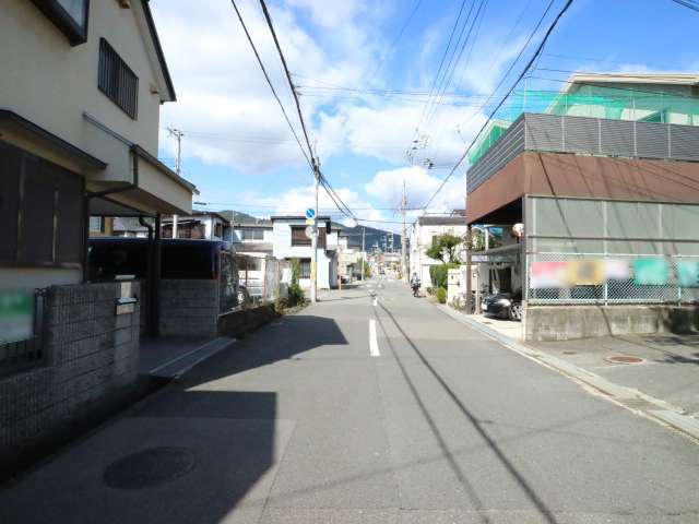 町の北東部を南方向から見た景色。一戸建てが中心に並んでいます。