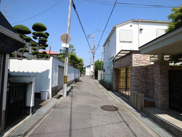 町の北部を南西方向から見た景色。一戸建てが中心に並ぶ閑静な住宅地です。