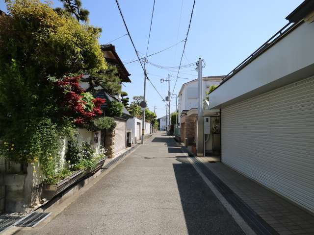 町の北部を東方向から見た景色。生垣や植栽のある家が多いです。