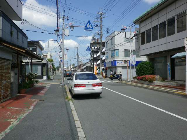 町の南部を西方向から見た景色。阪急箕面線「桜井」駅に近いため、一戸建ての他に店舗も多く見られます。