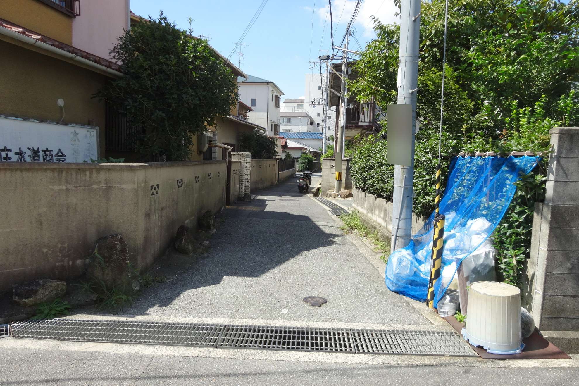 道幅が狭くやや入り組んだ街並み。