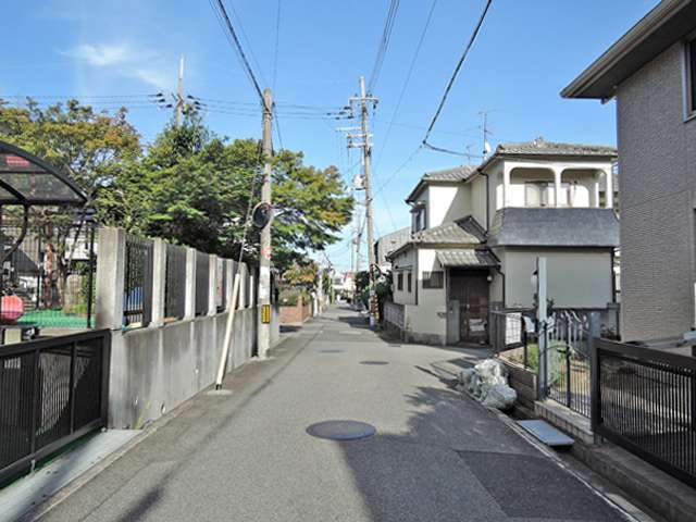 町の中央部を西方向から景色。道幅は狭いですが、区画はほぼ整っています。