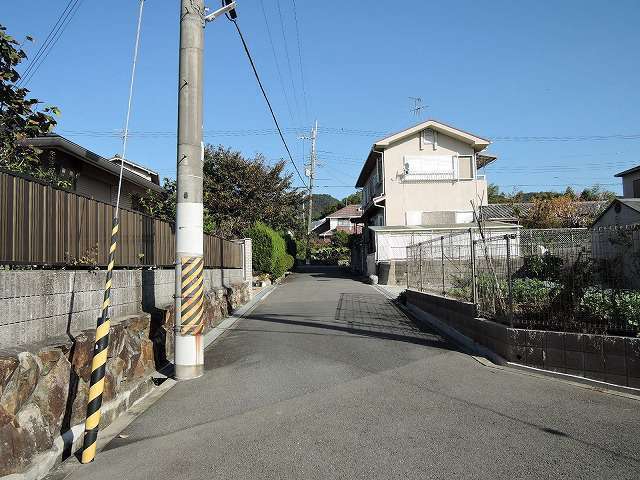 町の北部を南方向から見た景色。北に進むにつれて住宅が減り、田畑が多くなります。