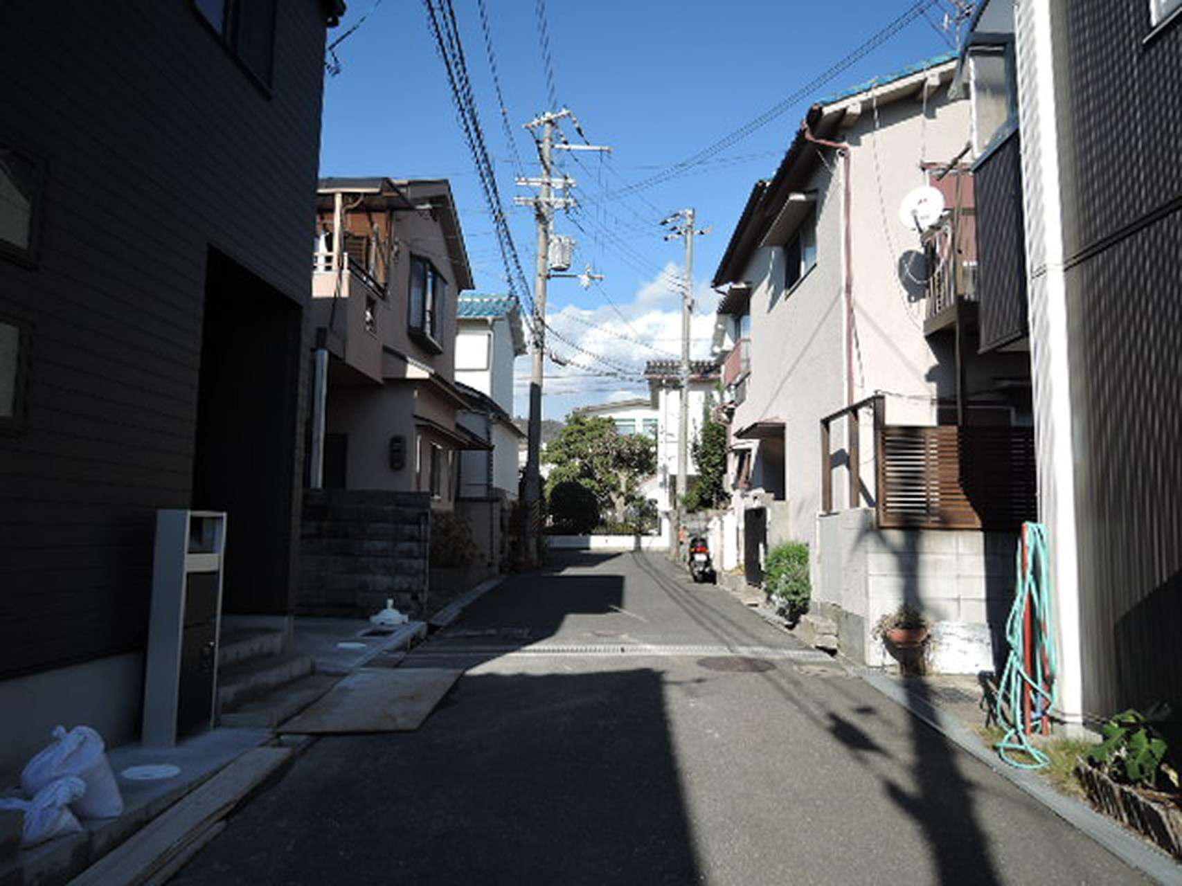 道幅が狭い街路沿いに一戸建てが並んでいます。