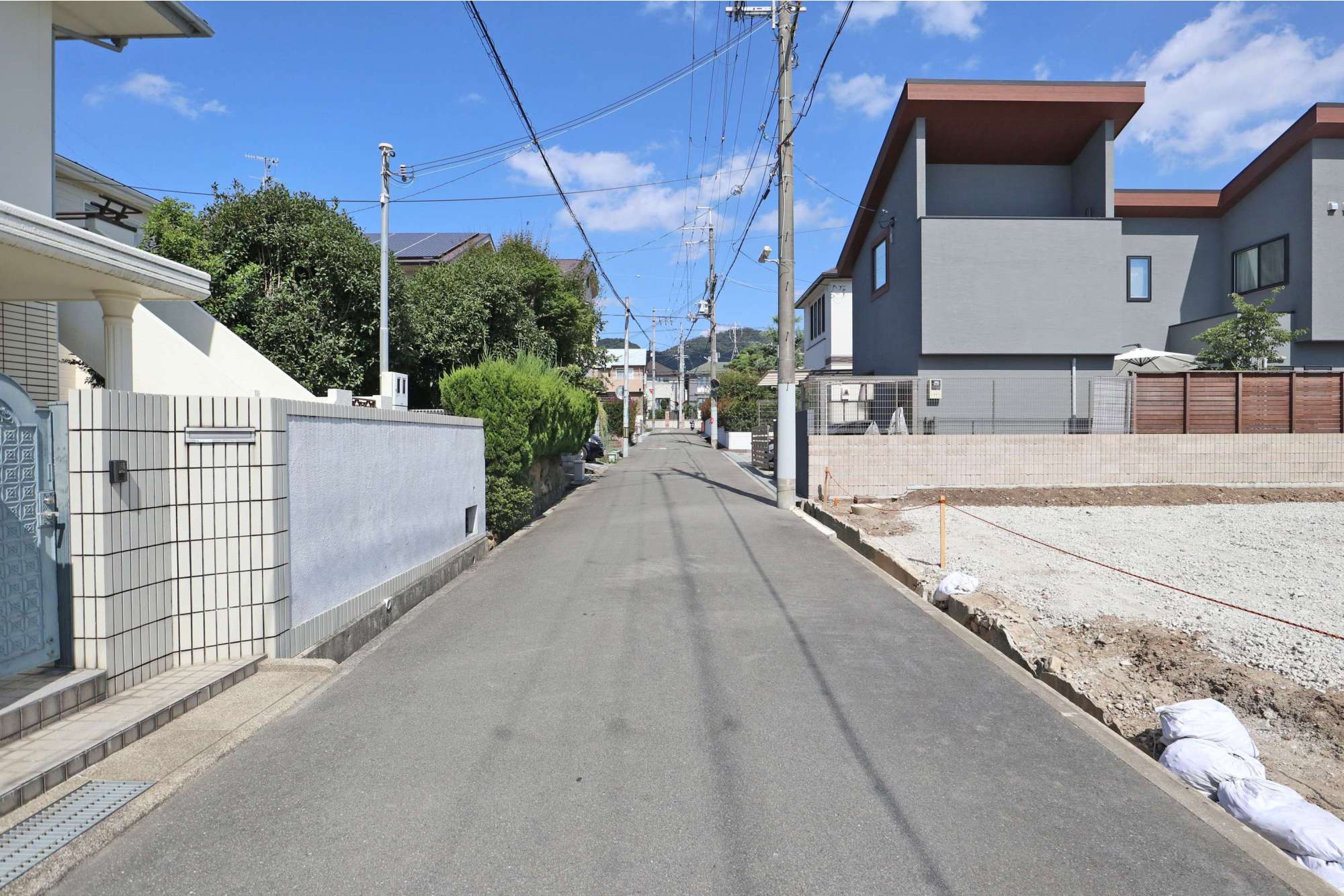 多くの地域が第1種低層住居専用地域で、一戸建てが多く並んでいます。