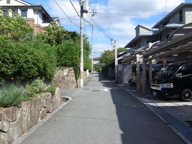 町の中央部を西方向から見た景色。道幅は狭いですが、大正時代に開発された住宅地の面影を感じられます。