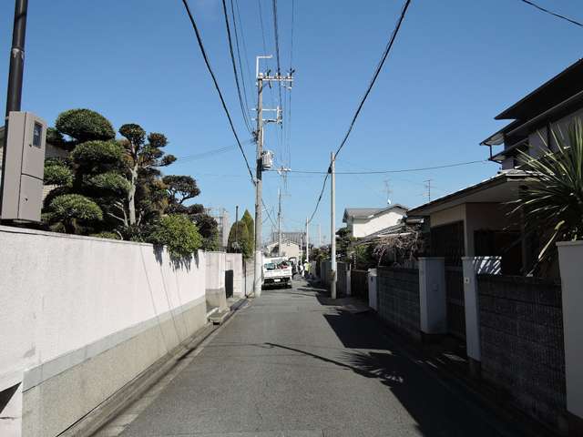 町の北西部を西方向から見た景色。第1種低層住居専用地域であるため、一戸建てが多く並んでいます。