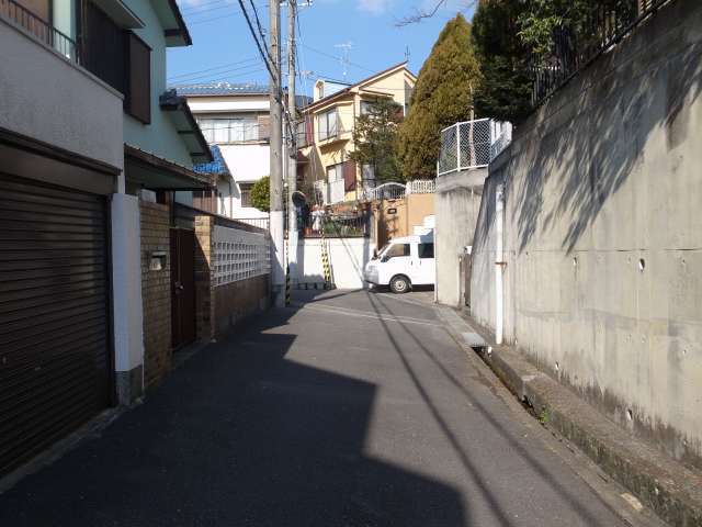 町の南部を南方向から見た景色。道幅が狭い街路が多く、車の運転には注意が必要です。