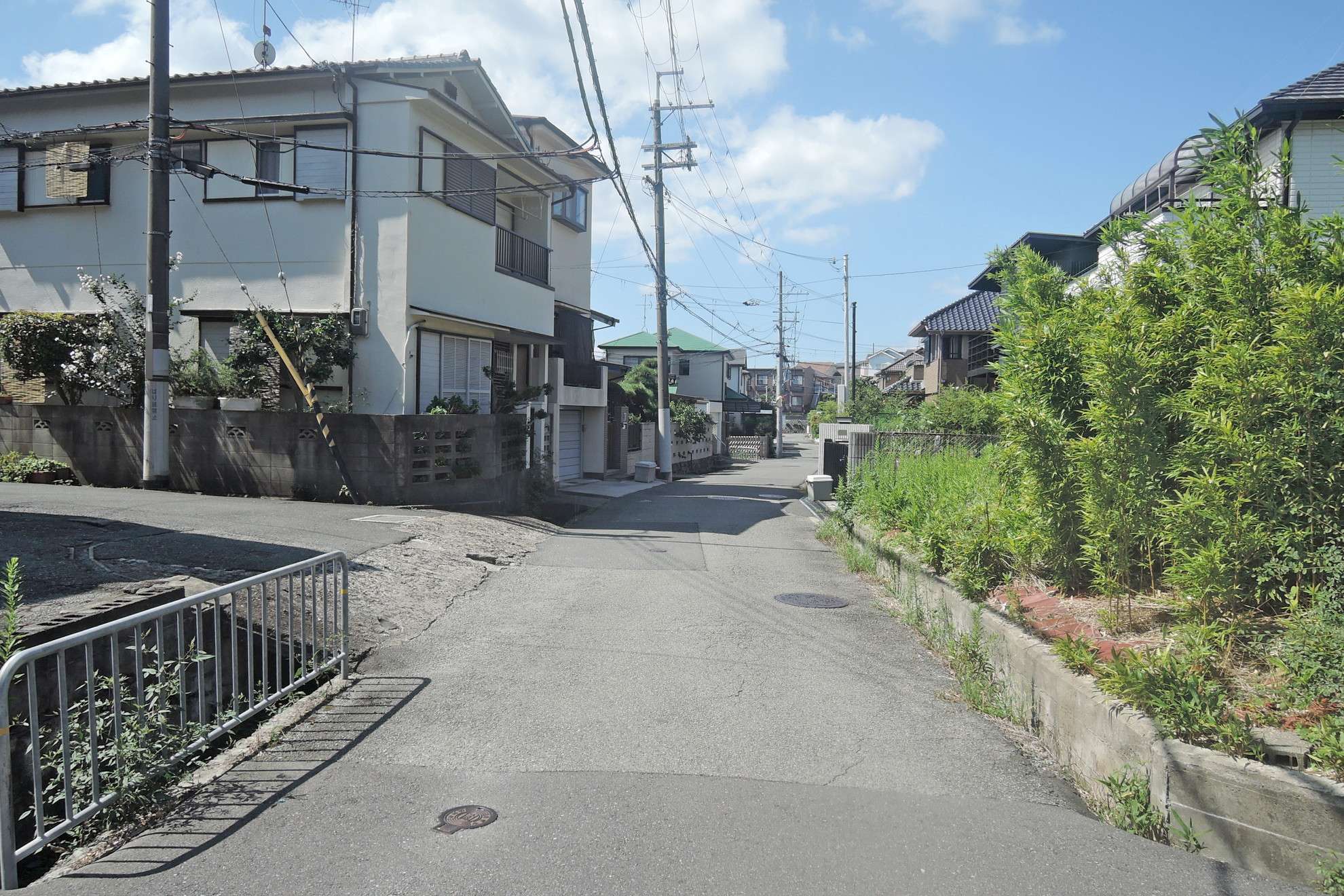 道幅が狭く入り組んだ街路が多いです。