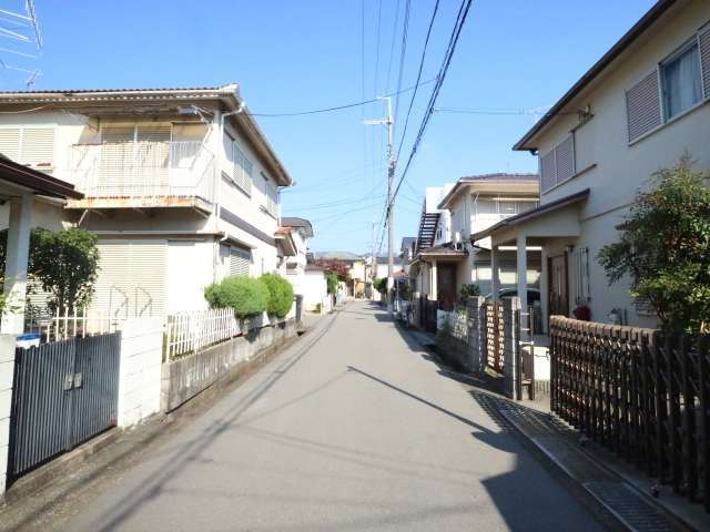 町の西部を南方向から見た景色。緩やかな上り坂になっています。