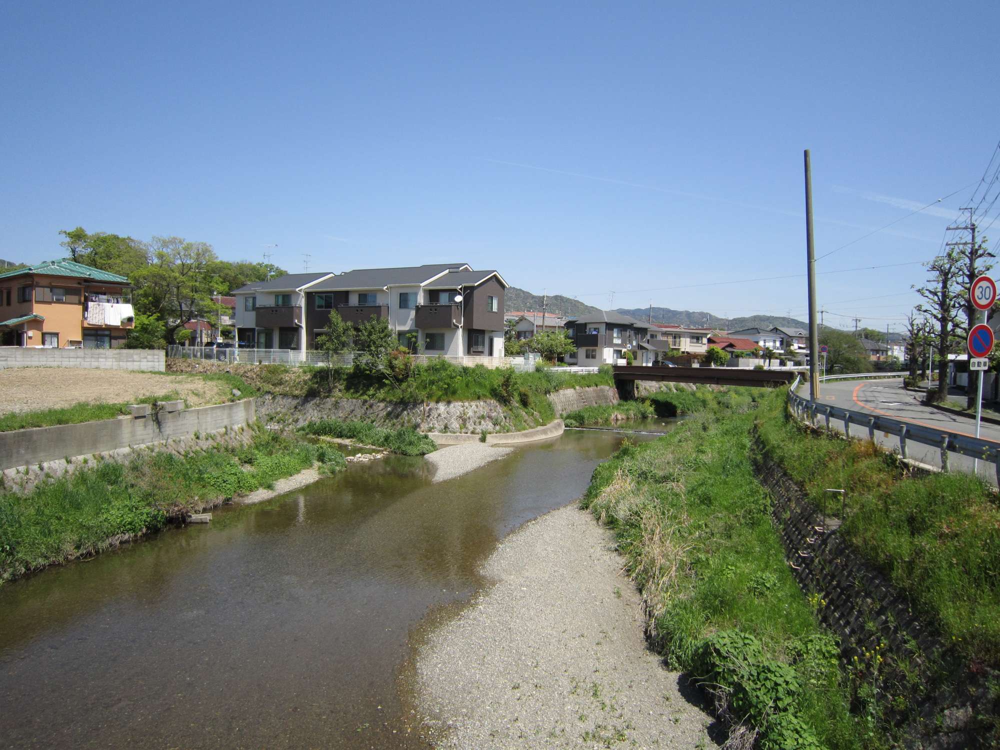 町の南端を箕面川が流れ、途中で石澄川と合流します。