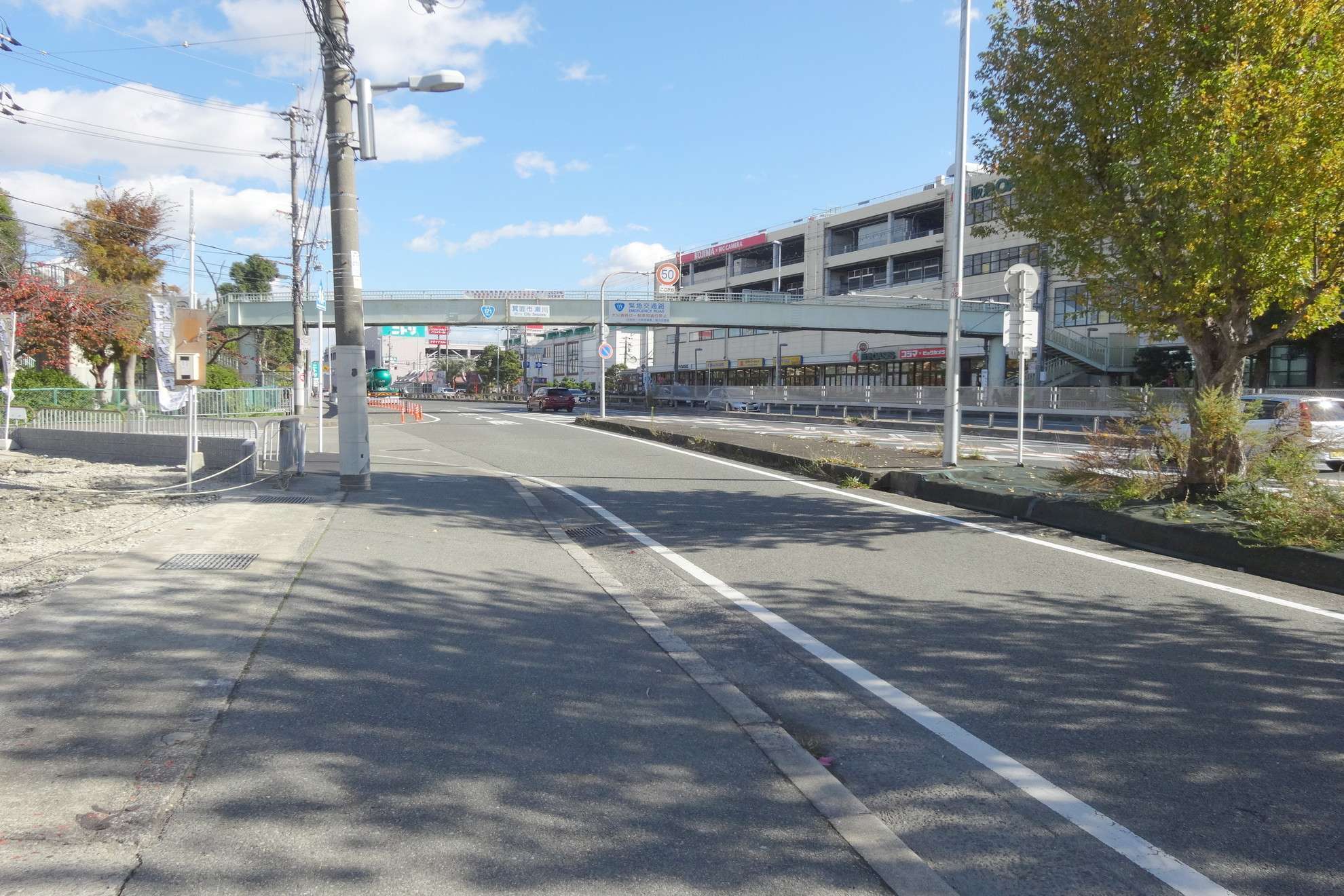 国道171号線沿いには、店舗が多く立ち並んでいます。