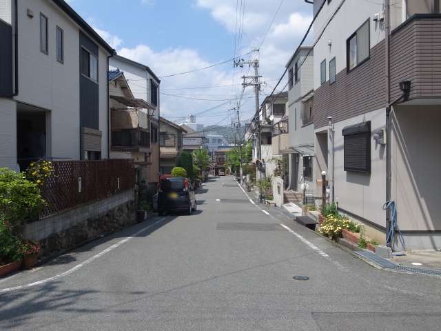 町の北部を南方向から見た景色。一戸建てが多く並んでいます。奥には箕面の山々が見えます。